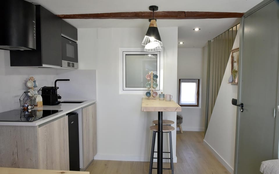 Kitchen or kitchenette, minibar, stove