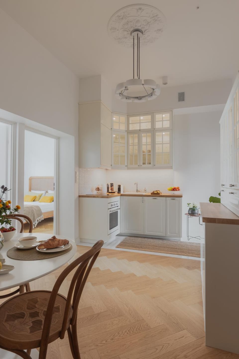 Kitchen or kitchenette, Dining area