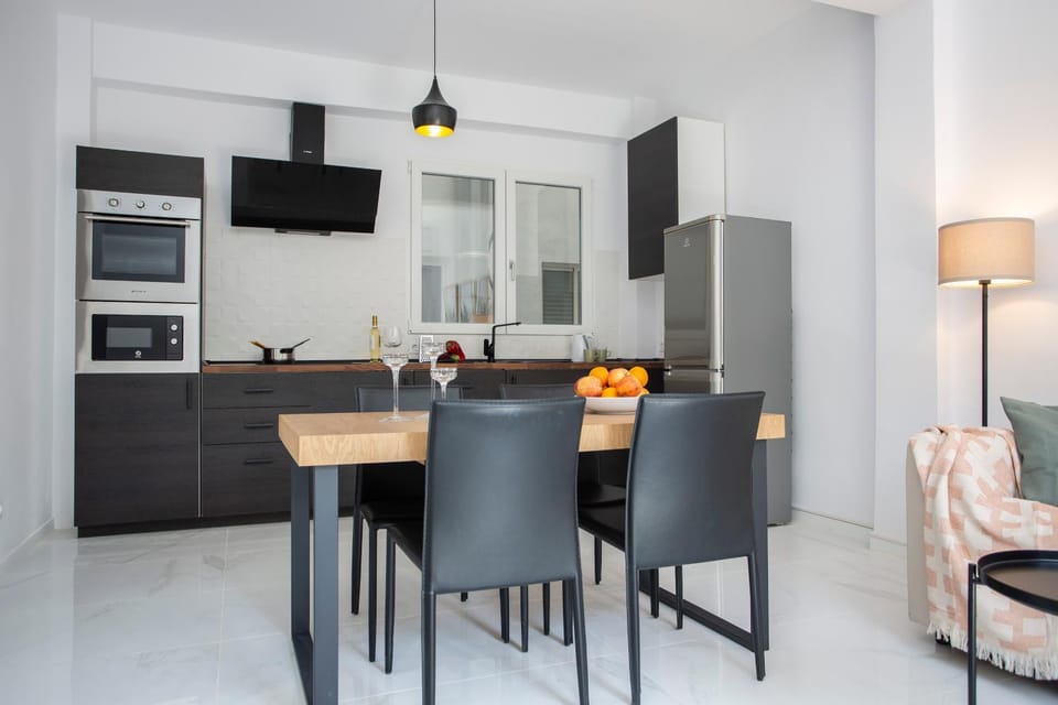 Kitchen or kitchenette, Dining area, microwave, oven, stove