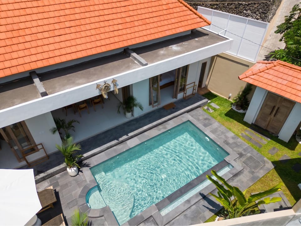 Property building, Patio, Swimming pool, Swimming pool, sunbed