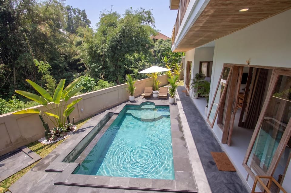 Patio, View (from property/room), Swimming pool, Swimming pool, sunbed