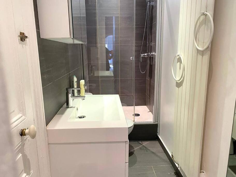 Mytripinparis - Large and Sunbathed 1Br - close to the Eiffel Tower Apartment in Paris