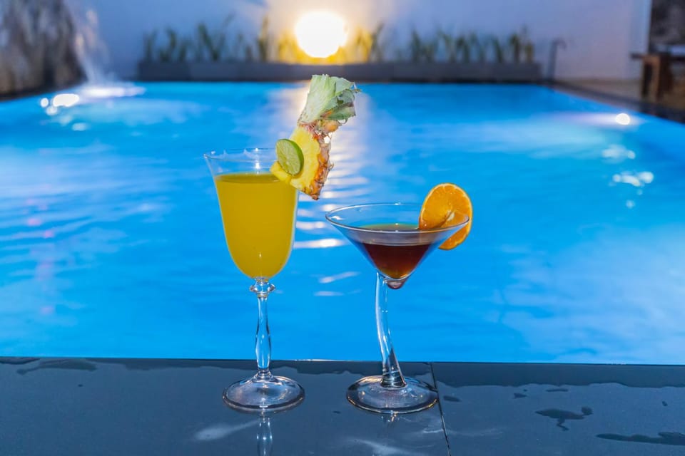 Food and drinks, Swimming pool, Drinks