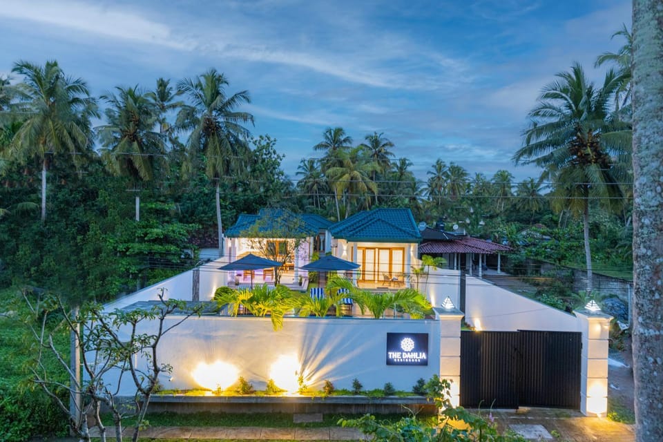 Property building, Day, Natural landscape, Garden, TV and multimedia