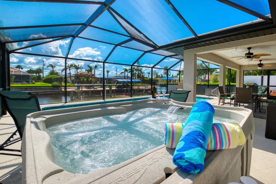 VILLA BOATERS DREAM - 3 BEDS 2 BATHS - 8 GUESTS - GULF ACCESS & POOL/SPA - INCL.10% OFF BOAT RENTAL Villa in Cape Coral