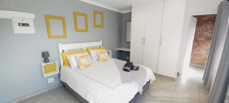 Bed, TV and multimedia, Bedroom, towels, wardrobe