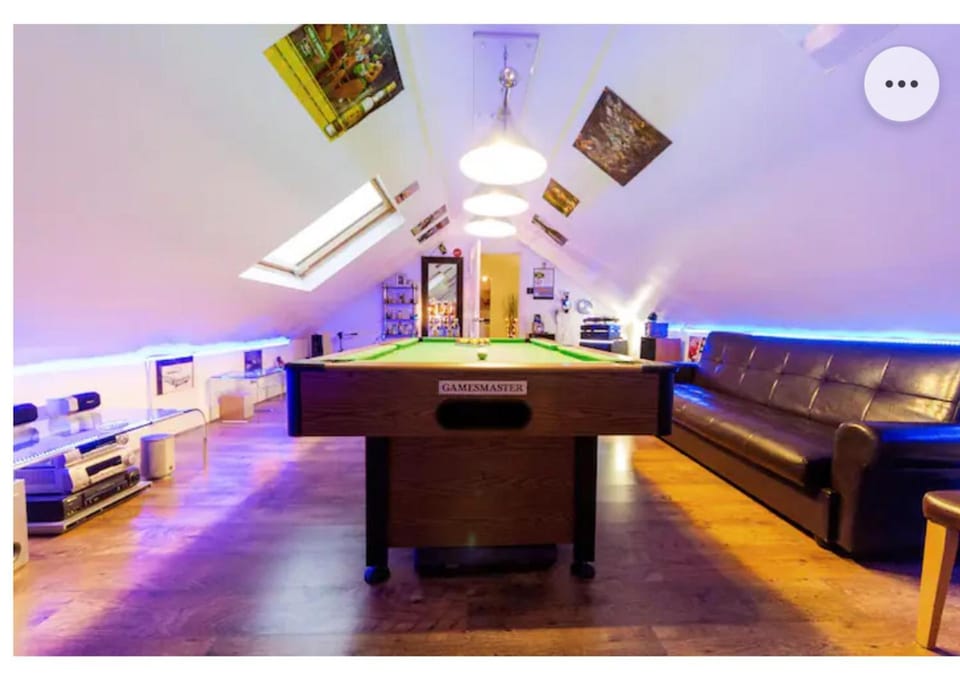 4 Bed Flat - Sleeps 14 - Parking - Game Room -Wifi Apartment in London Borough of Croydon