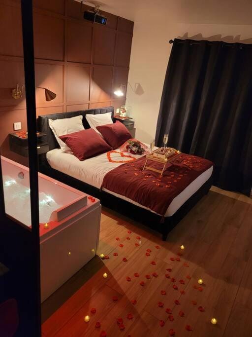 Bed, Photo of the whole room, Bedroom