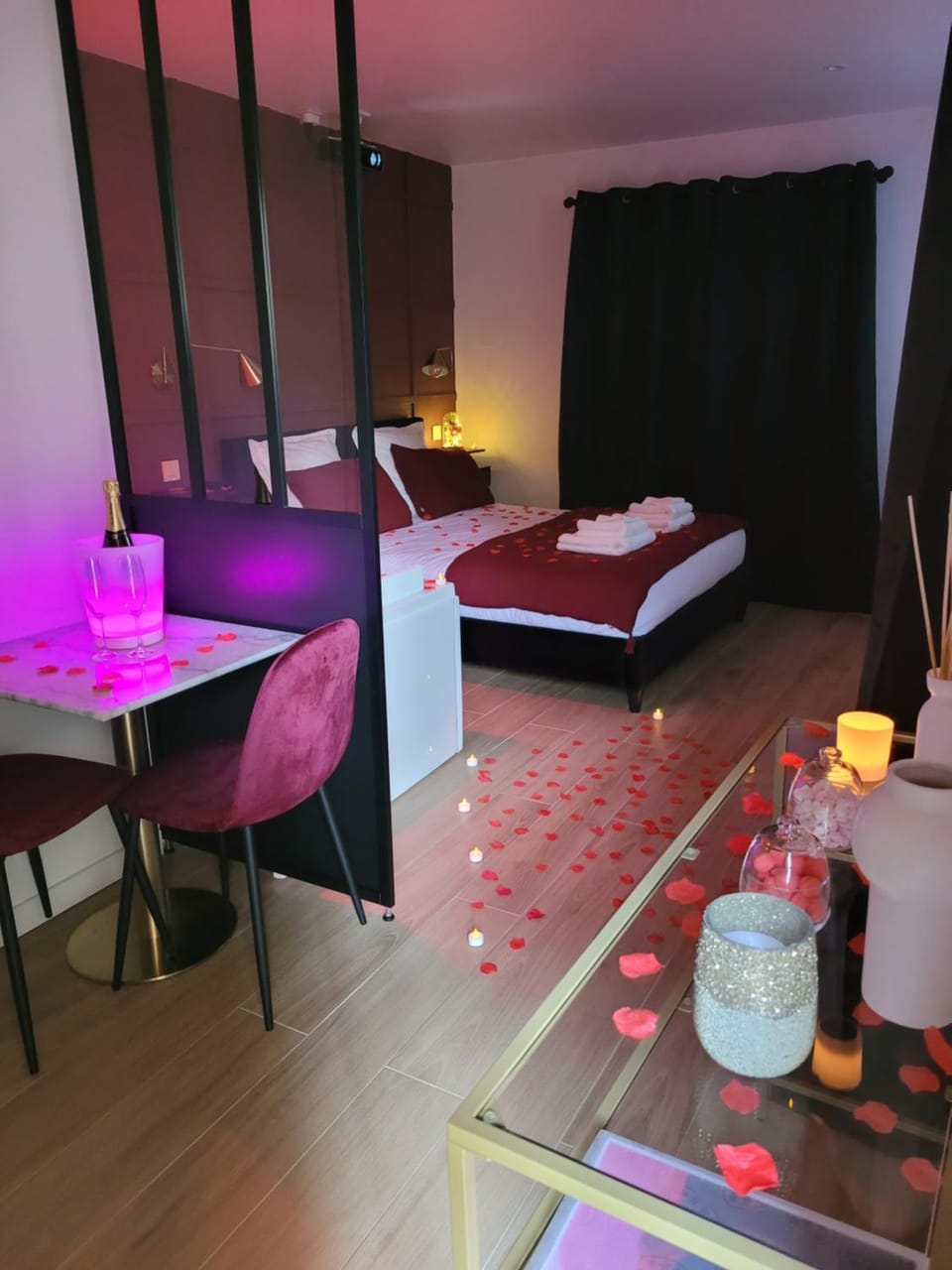 Bed, Night, Photo of the whole room, Bedroom
