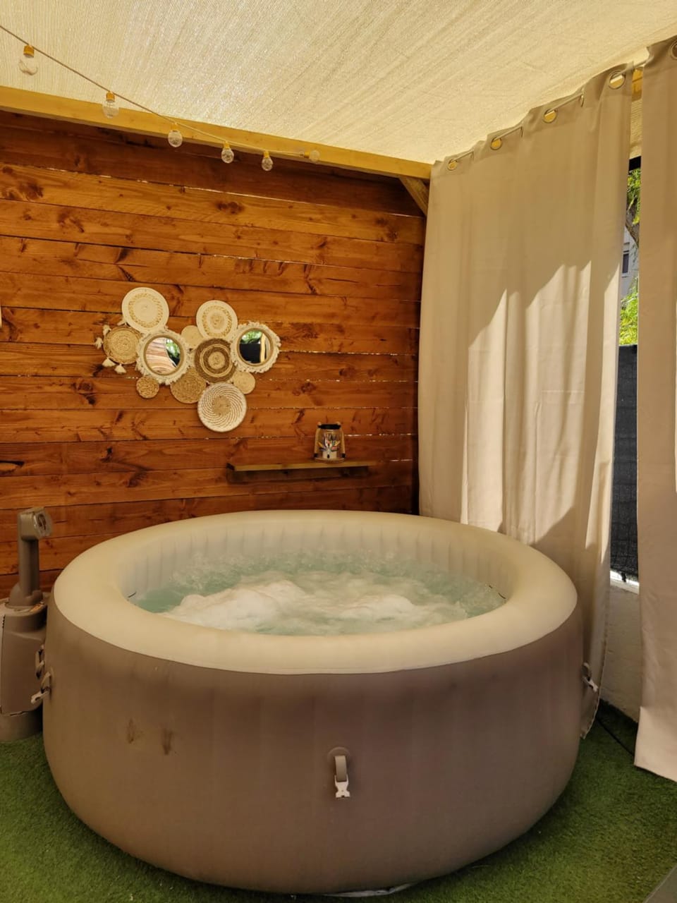 Nuit d'évasion love room avec baignoire balnéo et jardin avec spa Apartment in Toulon