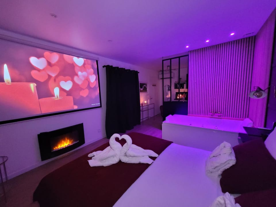Nuit d'évasion love room avec baignoire balnéo et jardin avec spa Apartment in Toulon