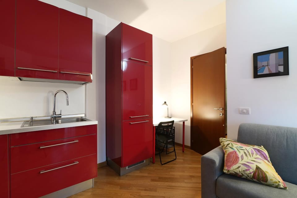 Kitchen or kitchenette, minibar, stove