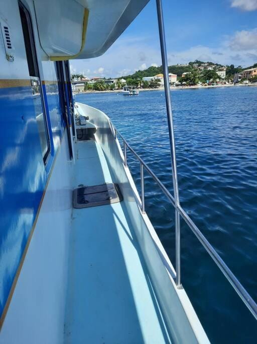 L'aquahome hébergement sur l'eau Docked boat in Les Trois-Îlets