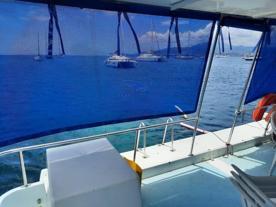 L'aquahome hébergement sur l'eau Docked boat in Les Trois-Îlets