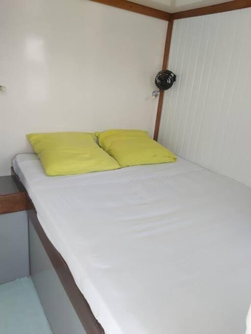 L'aquahome hébergement sur l'eau Docked boat in Les Trois-Îlets