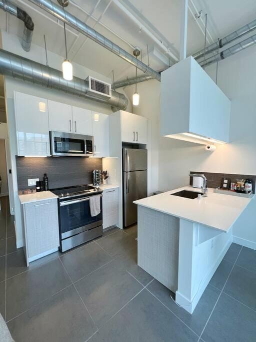 Modern Loft in DTLA - Rooftop Pool & Free Parking! Apartment in Los Angeles