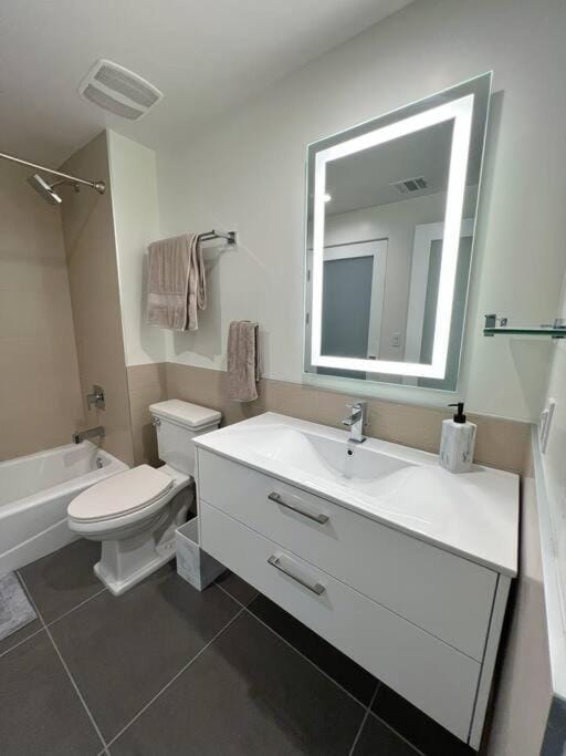 Modern Loft in DTLA - Rooftop Pool & Free Parking! Apartment in Los Angeles