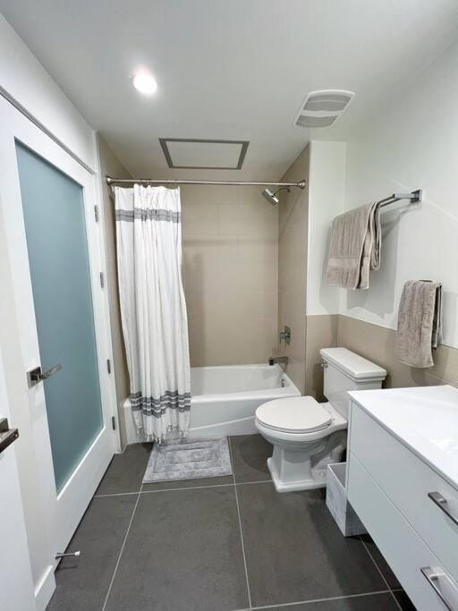 Modern Loft in DTLA - Rooftop Pool & Free Parking! Apartment in Los Angeles