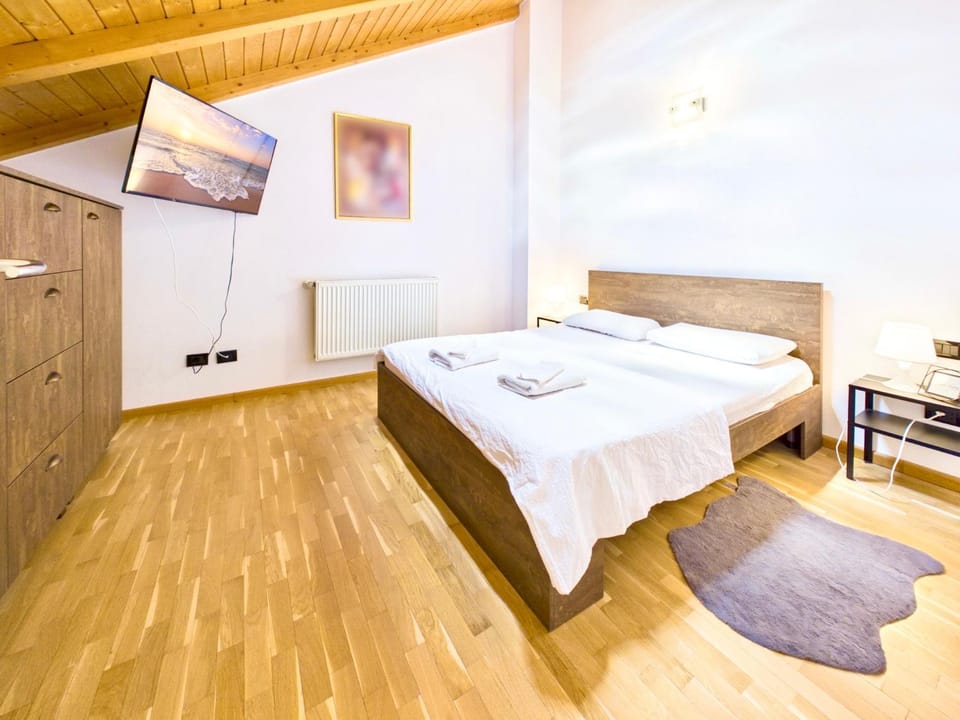 Bed, TV and multimedia, Bedroom, towels, wardrobe