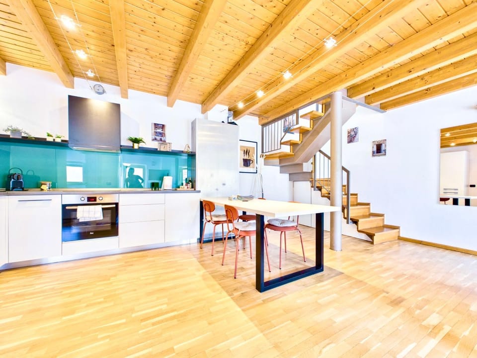 Coffee/tea facilities, Dining area, oven, stove, kitchen