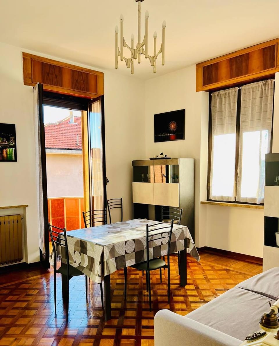 Communal lounge/ TV room, TV and multimedia, Photo of the whole room, Dining area