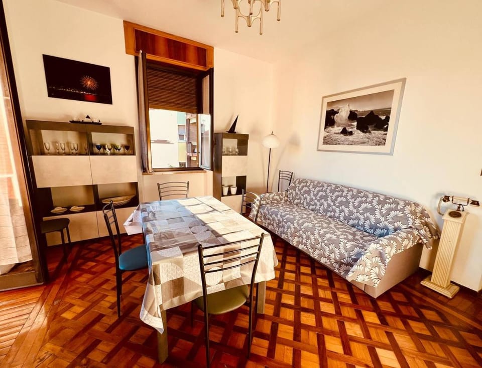 Communal lounge/ TV room, Living room, Lounge or bar, Seating area, Dining area