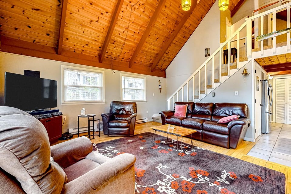 Dock! Dog-Friendly Lakefront Gem in Southern Maine House in Limerick