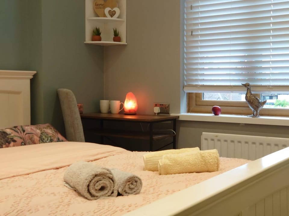 Bed, Bedroom, internet, towels