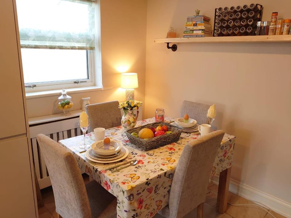 Kitchen or kitchenette, Seating area, Dining area