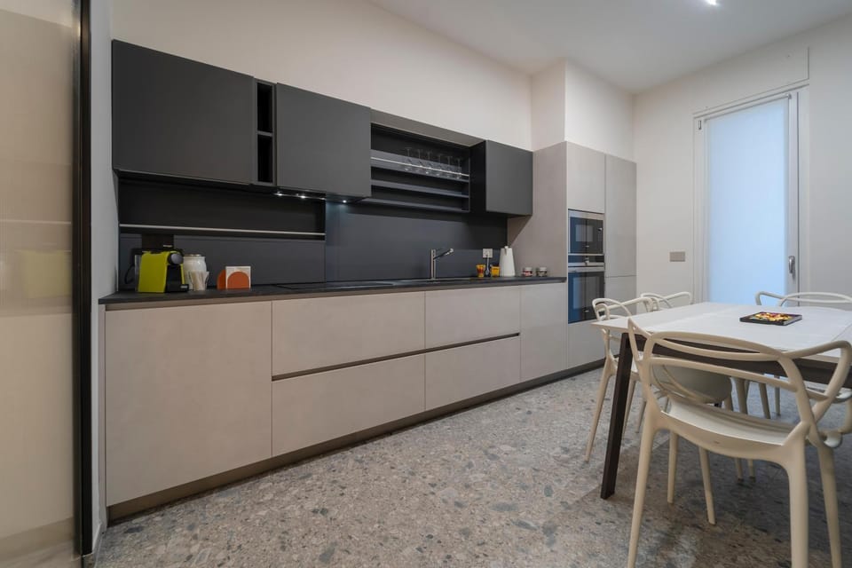 Kitchen or kitchenette, Internal: Not applicable to any particular room