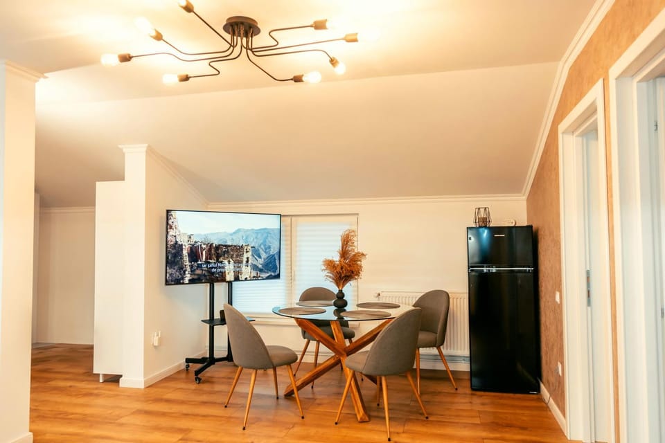 TV and multimedia, Kitchen or kitchenette, Seating area, Dining area