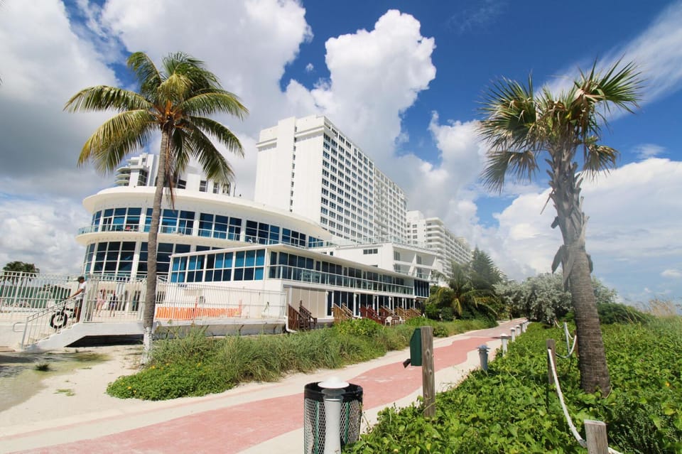 Castle PH11 Penthouse with bay views, Balcony, Pool, Gym & Free parking. Steps from the beach. House in Miami Beach