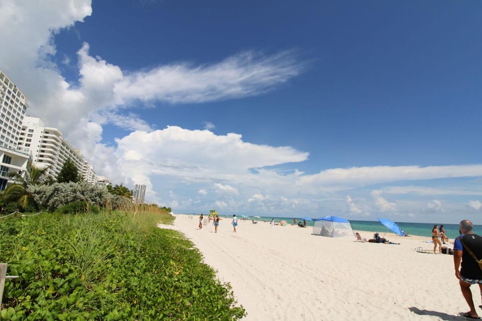 Castle PH11 Penthouse with bay views, Balcony, Pool, Gym & Free parking. Steps from the beach. House in Miami Beach
