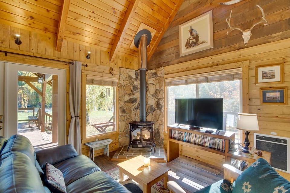 Cozy Easton Cabin on the Yakima River! Cabin in Roslyn