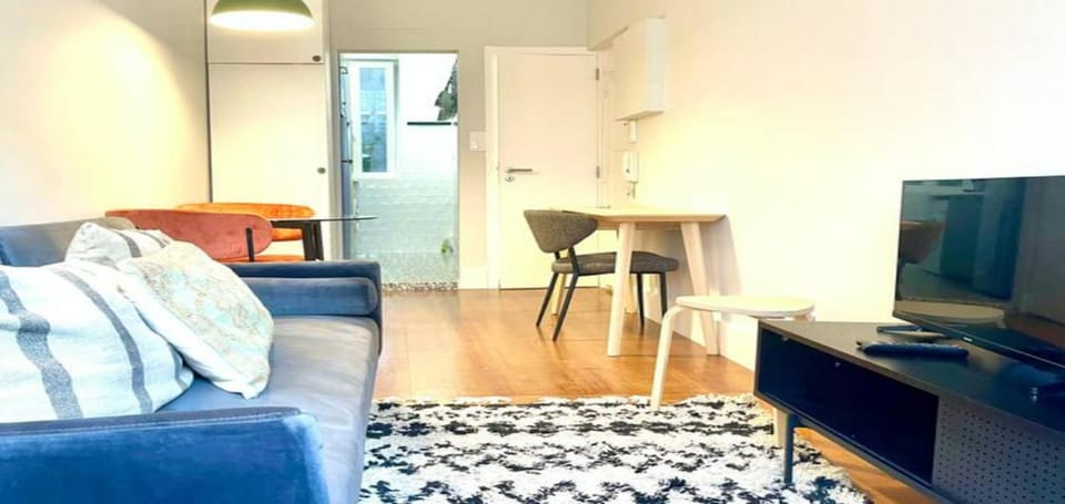 Communal lounge/ TV room, TV and multimedia, Living room, Seating area, Dining area, Evening entertainment
