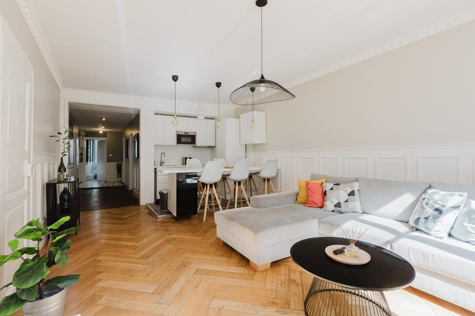 Living room, Seating area, Dining area, oven, stove