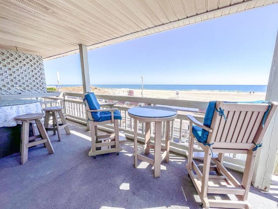 Ocean front * Boardwalk * Private Balcony House in Ocean City