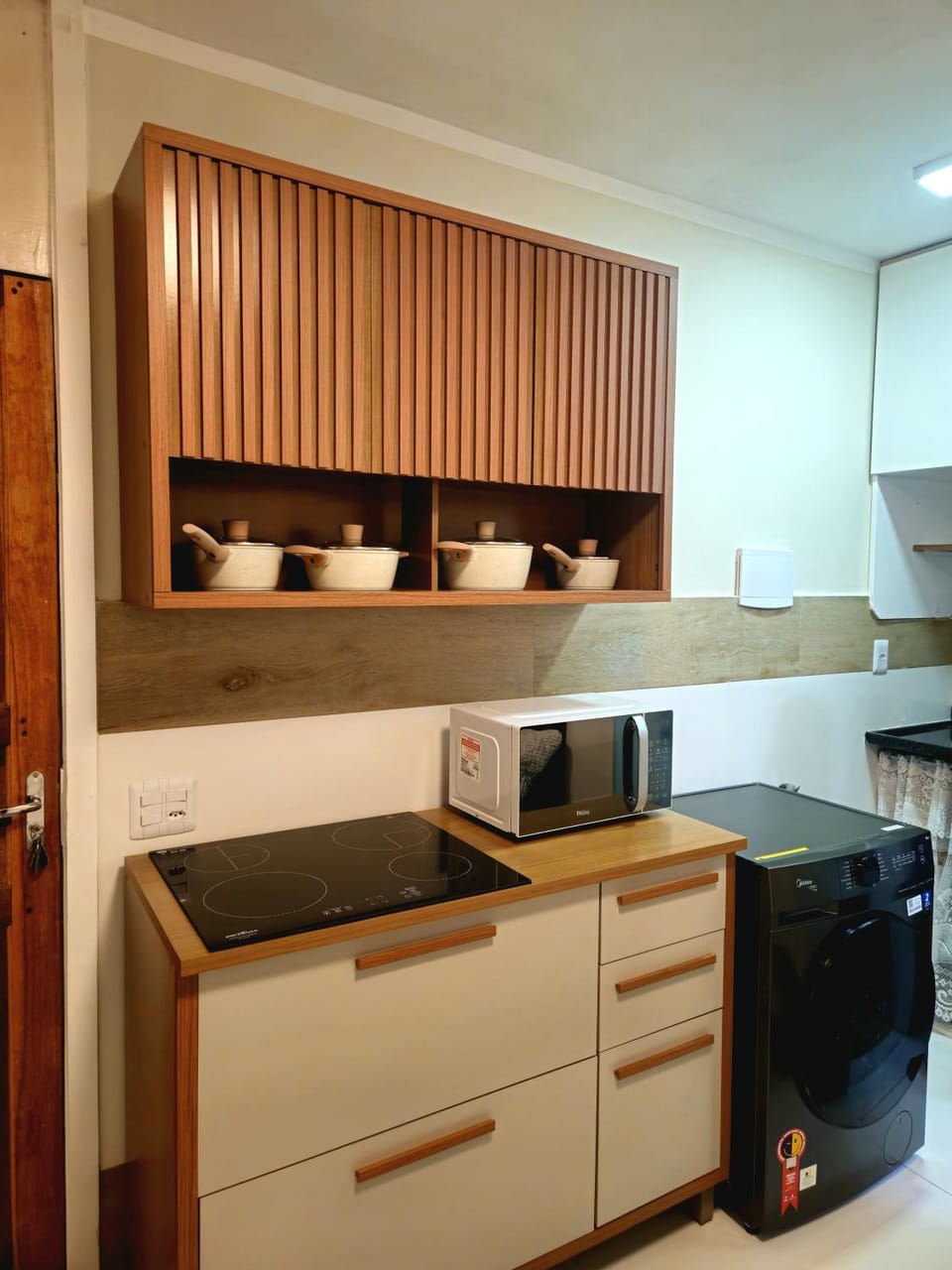 Kitchen or kitchenette, dishwasher, stove