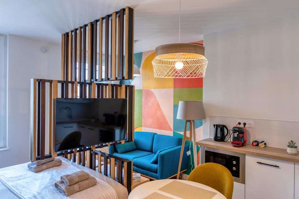 Bed, TV and multimedia, Coffee/tea facilities, Living room, minibar, towels