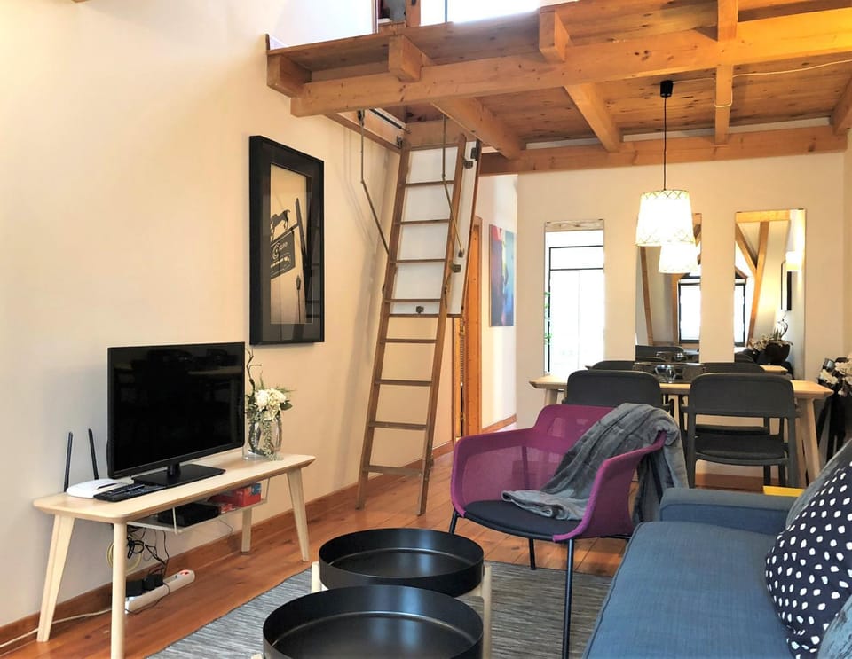 Communal lounge/ TV room, TV and multimedia, Living room, Seating area, Evening entertainment