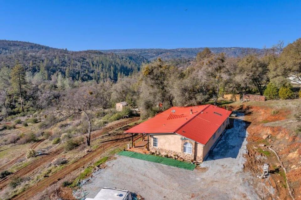 Cozy Cabin on 10 acres Cabin in Sierra Nevada