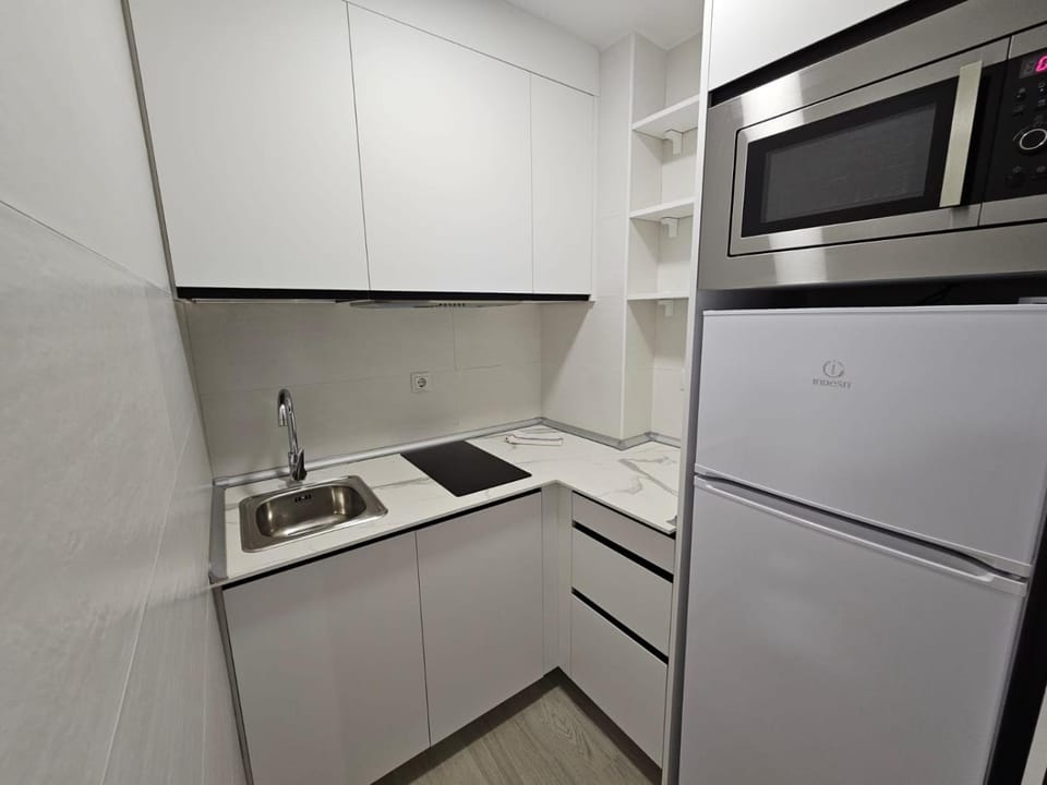 Kitchen or kitchenette, minibar, stove