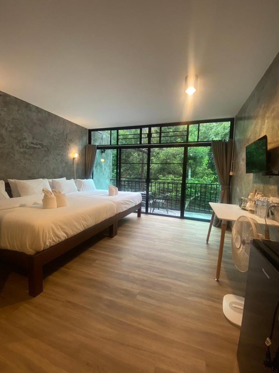 Bed, TV and multimedia, View (from property/room), Balcony/Terrace, Photo of the whole room, Seating area, Bedroom, towels