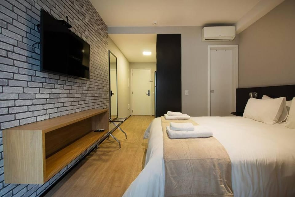 Bed, TV and multimedia, Photo of the whole room, Bedroom, air conditioner