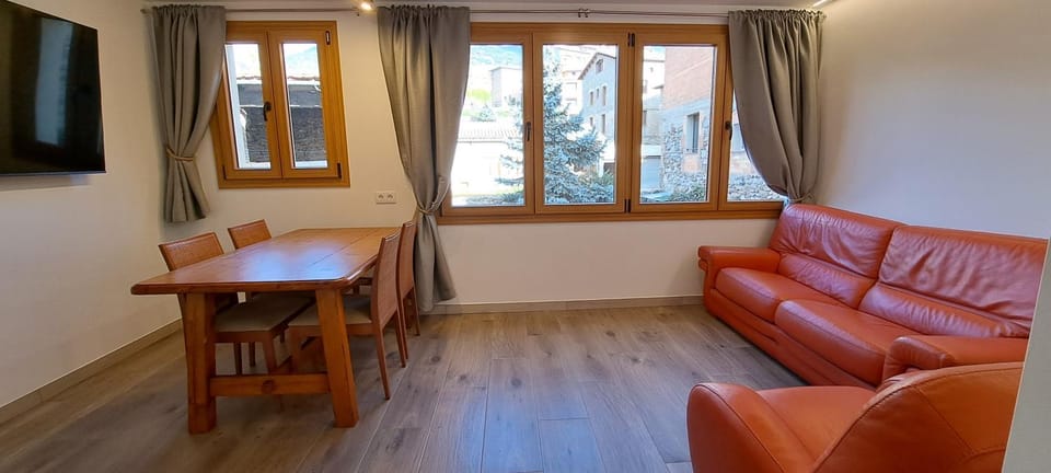 TV and multimedia, Living room, Seating area, Dining area