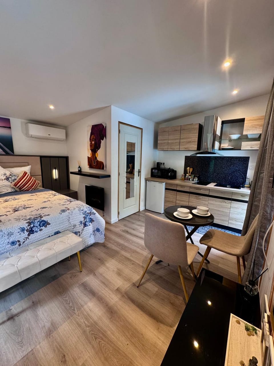 Bed, TV and multimedia, Kitchen or kitchenette, air conditioner