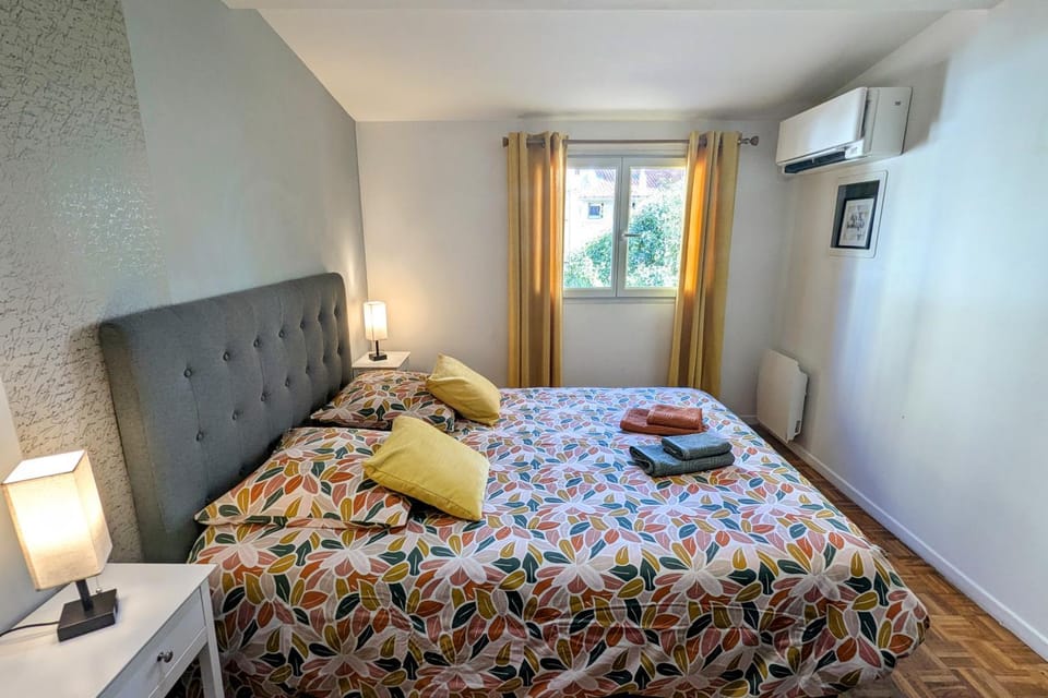 Bed, Night, Photo of the whole room, Bedroom, towels, air conditioner