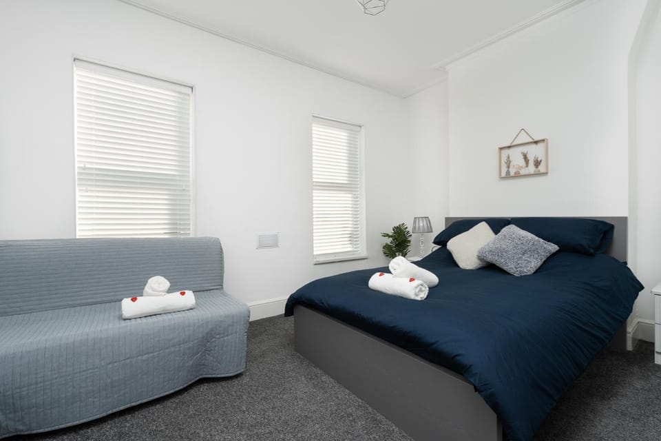 Bed, Photo of the whole room, Seating area, Bedroom, towels