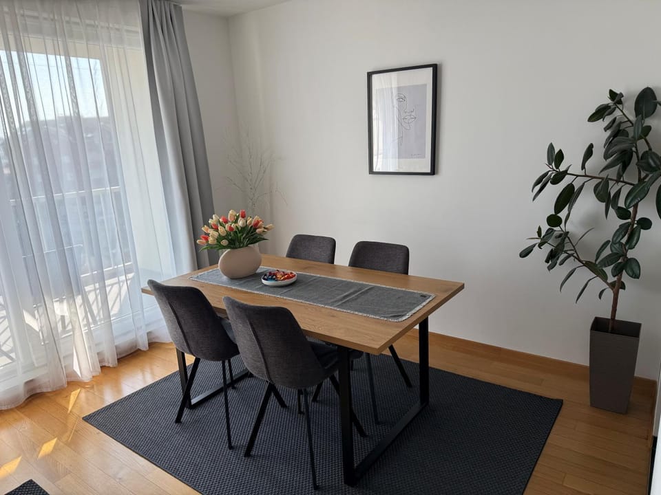 Seating area, Dining area