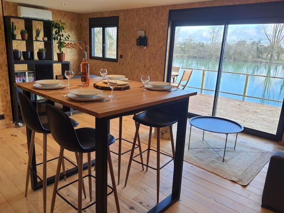 Chalet les pieds dans l'eau la campagne à la ville Apartment in Bourges